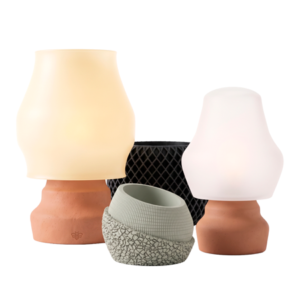 Lámparas de mesa contemporáneas con base texturizada terracota y pantalla translúcida diseñadas mediante impresión 3D para el hogar.